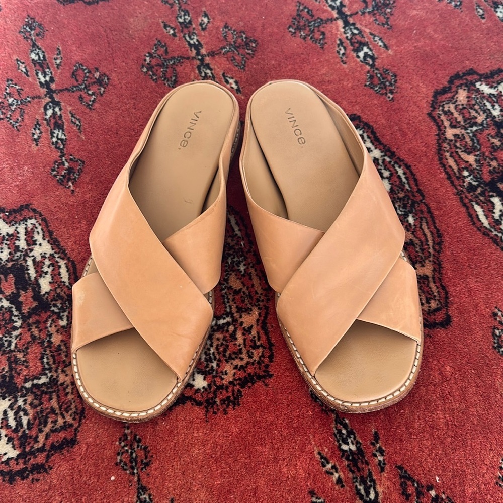 Vince Sz 8, 39 EU. Tan leather, gently used